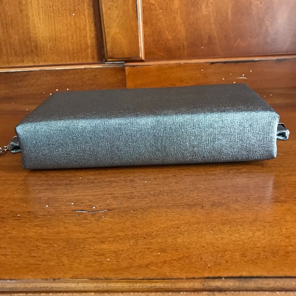 Silver clutch purse with chain shoulder strap - Picture 5 of 8